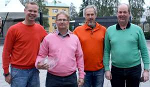 Kuvassa mestari Jari Manninen seurassaan kisan järjestäjät Kari, Antti ja Heikki Häti.